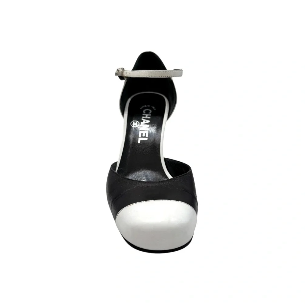CHANEL BLACK AND WHITE CAP TOE ANKLE STRAP ROUND TOE STILETTO
